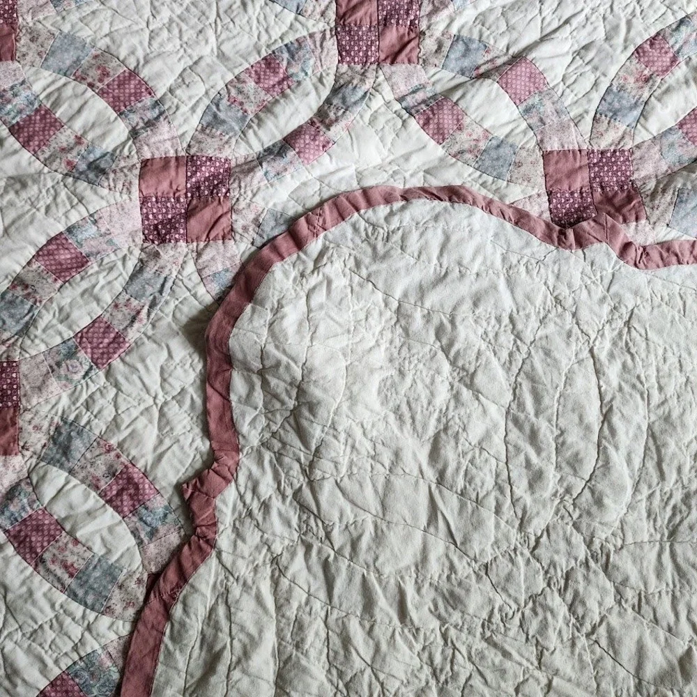VINTAGE Double Wedding Ring Quilt handmade micro floral Pink Calico 95x105 Queen